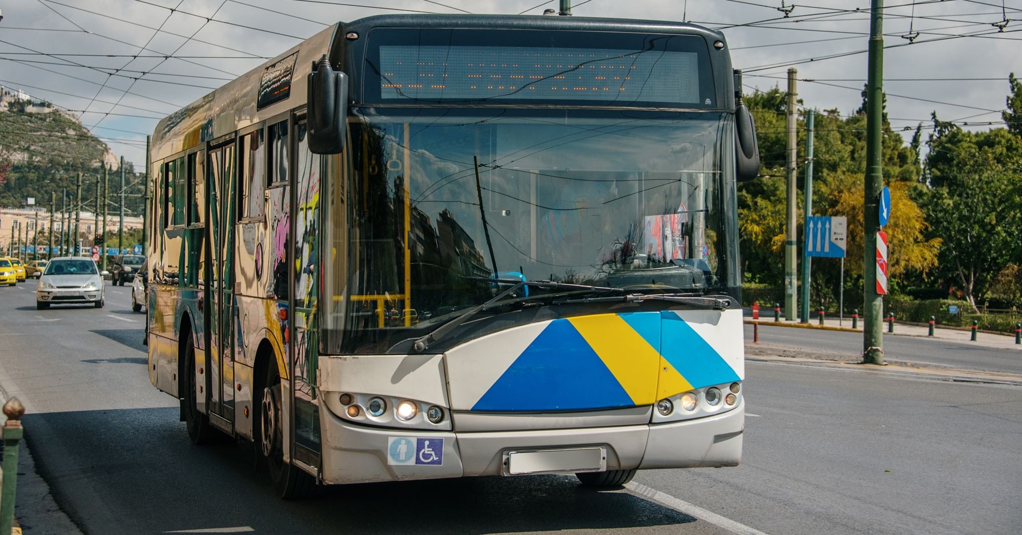 'Πολυτάλαντος' οδηγός λεωφορείου στην Κηφισιά λύνει σταυρόλεξο στο τιμόνι