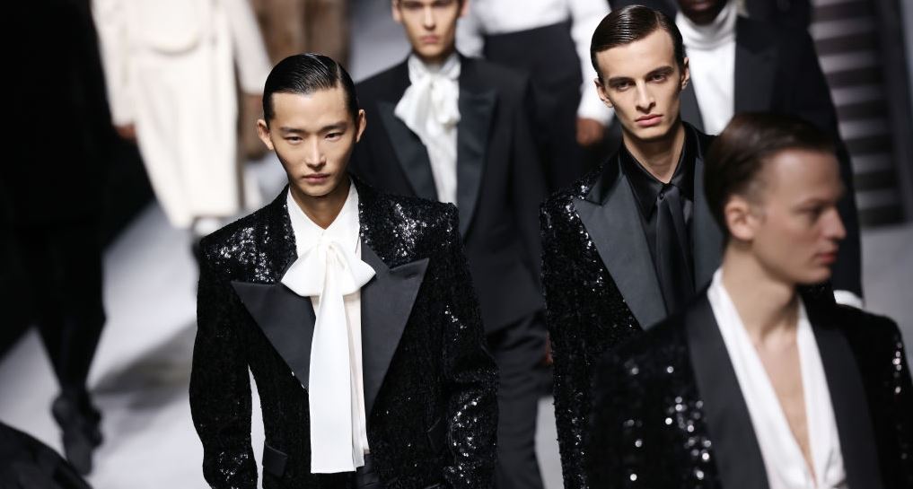 Τεράστιες γούνες, μαλλιά σαμουράι και ελαφρύ make up στην αντρική εβδομάδα μόδας του Μιλάνου