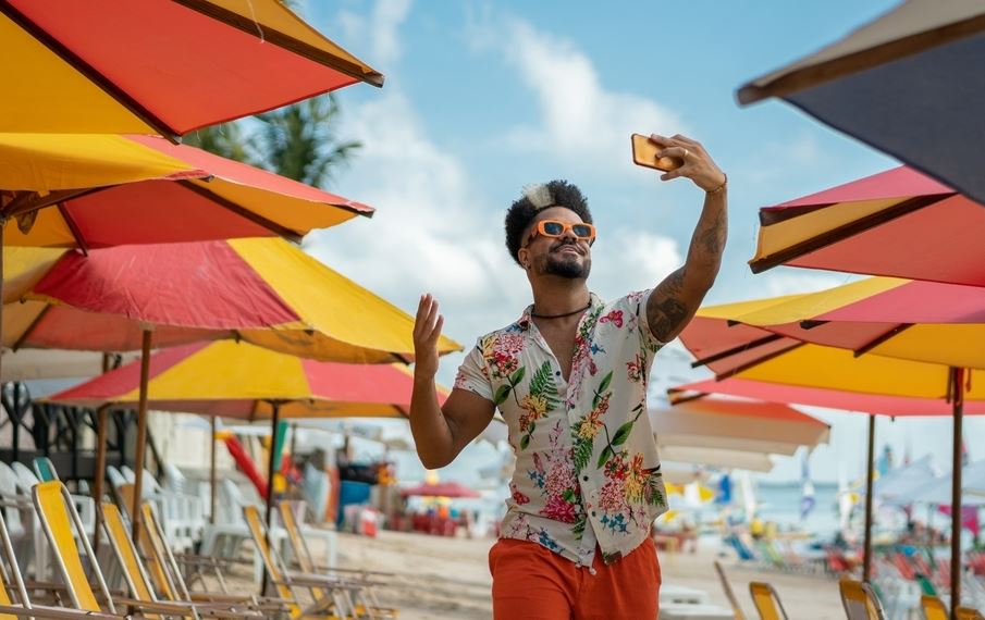 Πώς βγάζουν λεφτά οι travel influencers