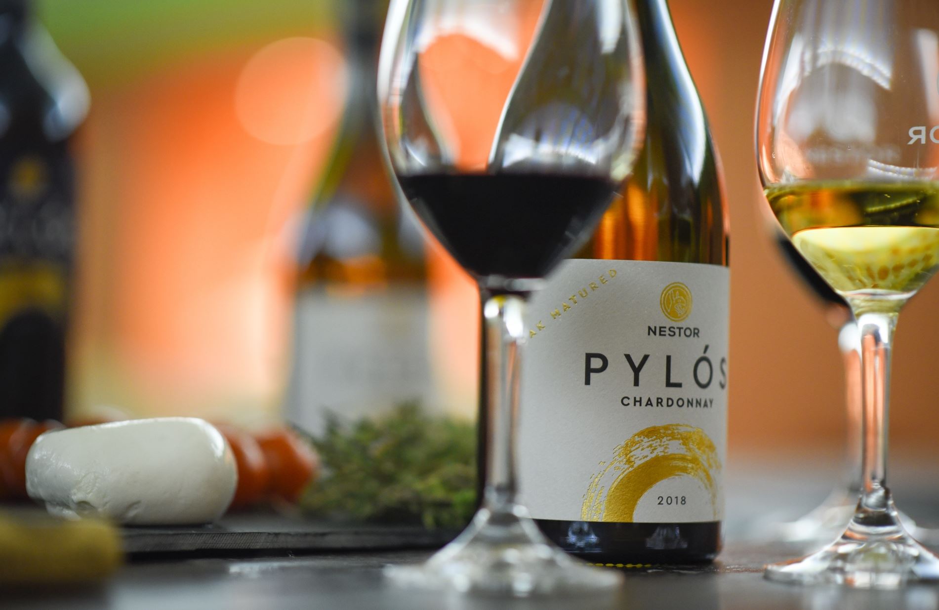 Δύο ξεχωριστά λευκά παλαιωμένα κρασιά για την καρδιά του χειμώνα