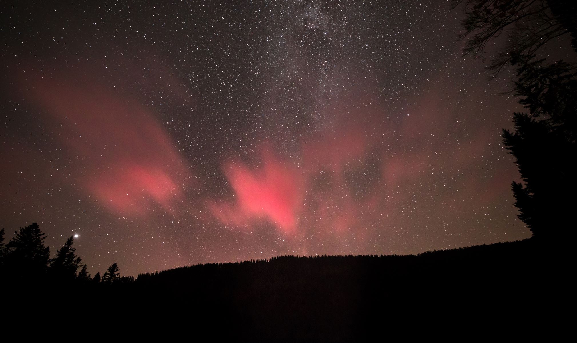 Το 'Βόρειο Σέλας' έγινε ορατό σε περιοχές της Βόρειας Ελλάδας