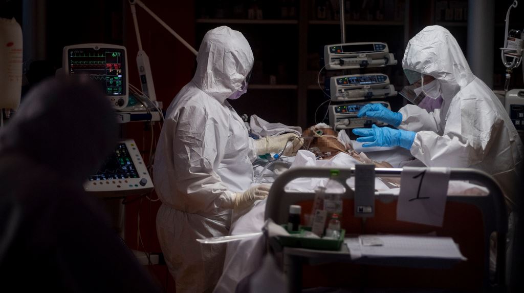 Covid-19: Φόβους για τρίτο κύμα εκφράζει ειδικός του ΠΟΥ