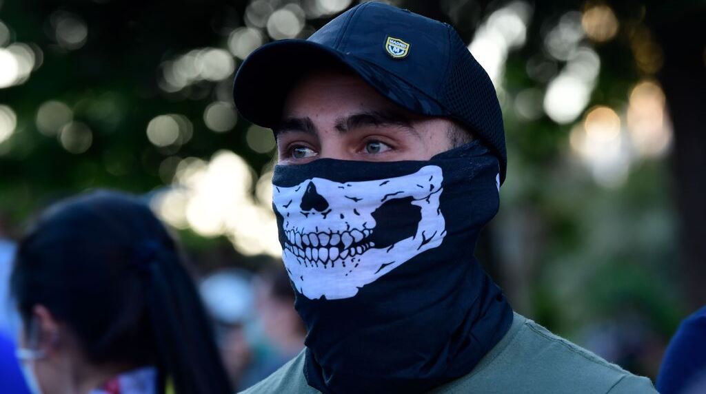 Εκατοντάδες Ισπανοί διαδήλωσαν ενάντια στη χρήση μάσκας