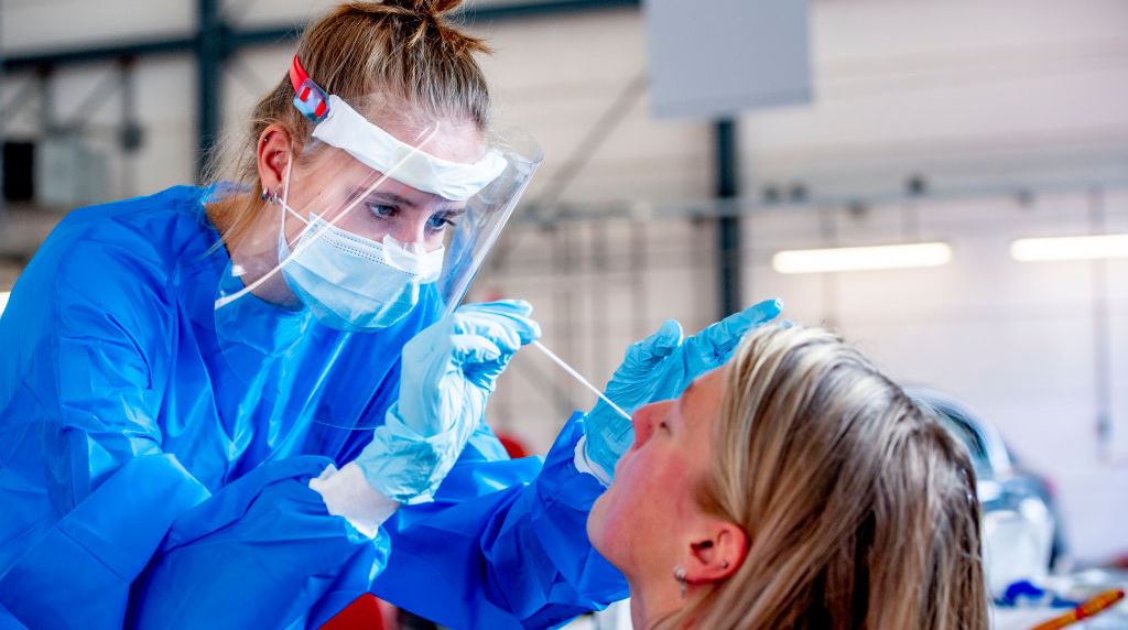 Οι καλύτεροι τρόποι για να κόψουμε την αλυσίδα μετάδοσης του SARS-CoV-2