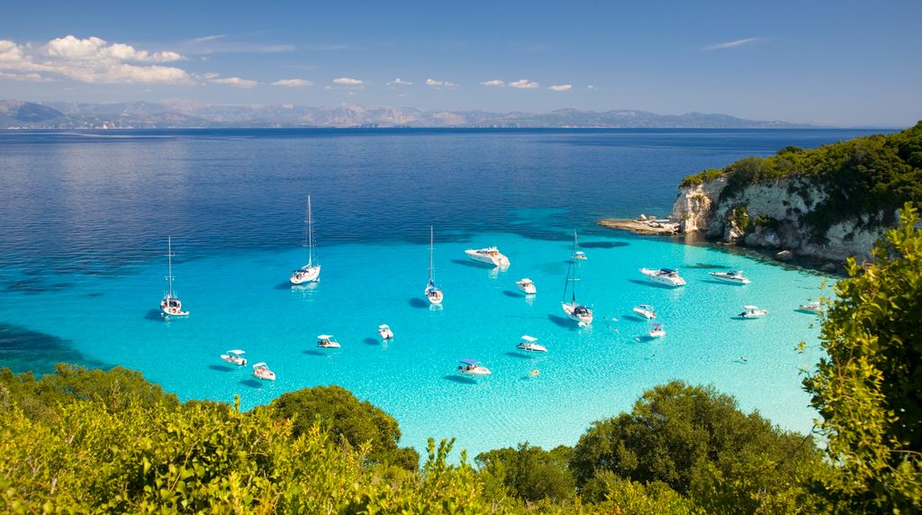 H ελληνική παραλία που διαγωνίζεται σε ομορφιά την Καραϊβική