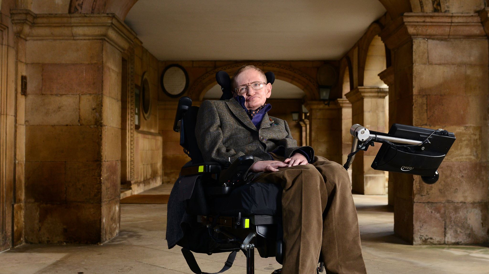 O Stephen Hawking λέει ότι δεν υπάρχει Θεός, υψώνει το μεσαίο δάχτυλο, πεθαίνει