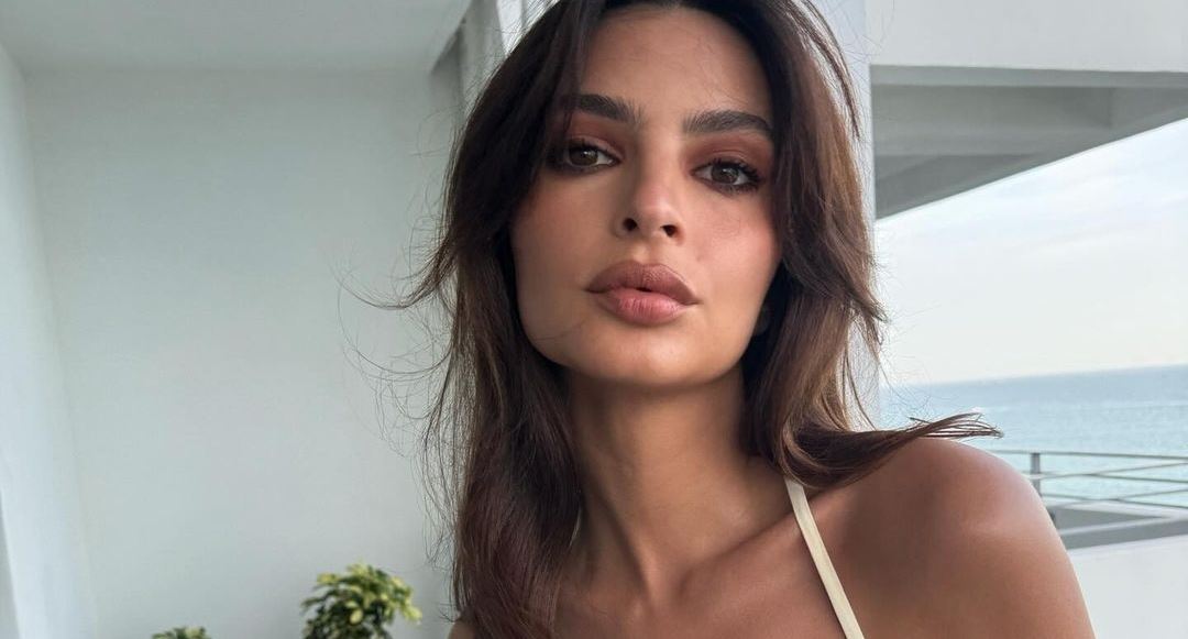 Emily Ratajkowski, κρεβάτι και βαθύ ντεκολτέ. Τι άλλο να ζητήσουμε;