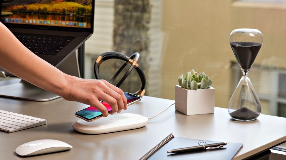 Ο πρώτος wireless φορτιστής που κρατά backup των αρχείων