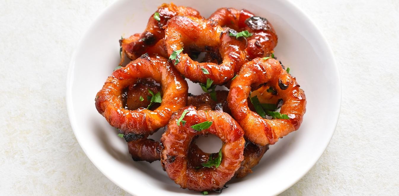 Αναβαθμίζοντας τα onion rings με μπέικον
