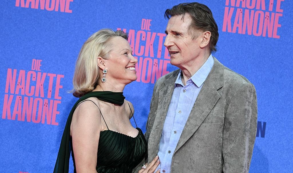Σε άλλα νέα, ο Liam Neeson και η Pamela Anderson είναι ζευγάρι