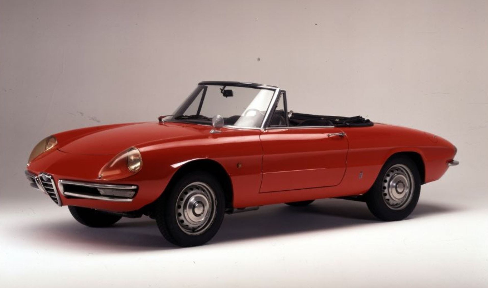 Από το Χόλιγουντ έως την αιωνιότητα με την Alfa Romeo Spider