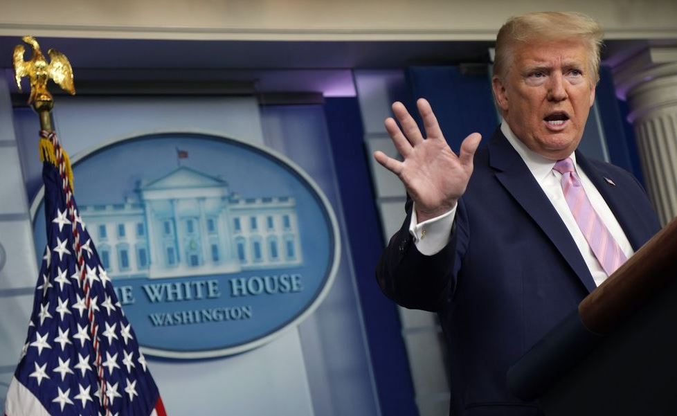 Ο Donald Trump απειλεί τον επιδημιολόγο Anthony Fauci