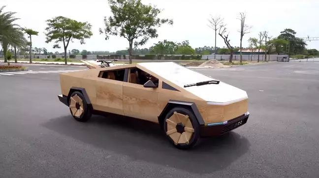 Τι απάντησε ο Elon Musk σε έναν τύπο που κατασκεύασε ξύλινο Cybertruck