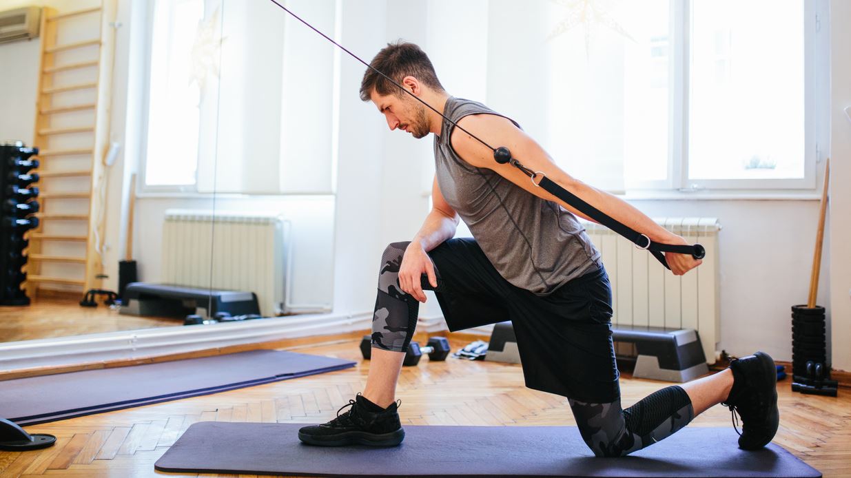Το squat-split με λάστιχα θωρακίζει τις αρθρώσεις σου
