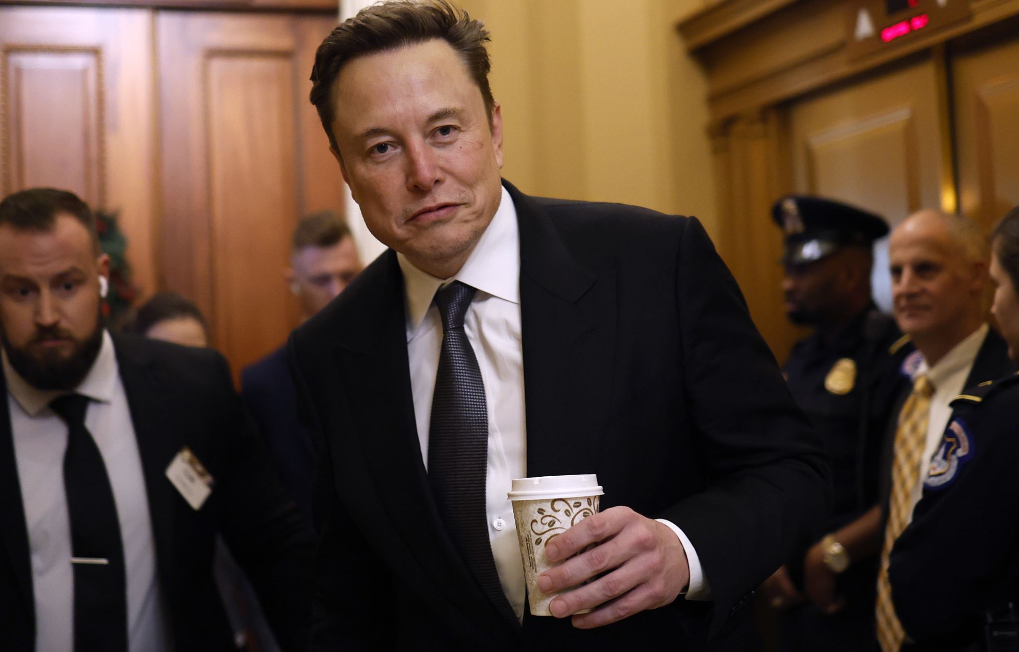 Ο Elon Musk ψάχνει προσωπικό με μισθό 22.000 ευρώ τον μήνα