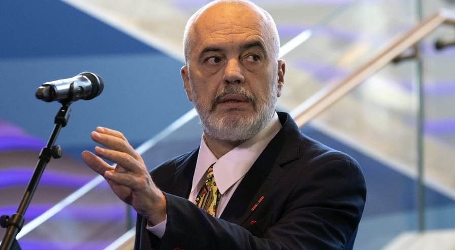 O Edi Rama έσπρωξε μία δημοσιογράφο αλλά συγγνώμη δε ζητάει