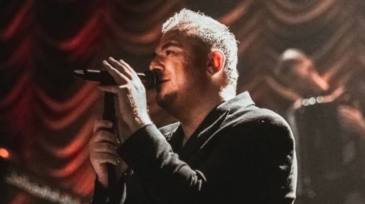 Ο Αντώνης Ρέμος μεταξύ πίστας και μεγάλου club