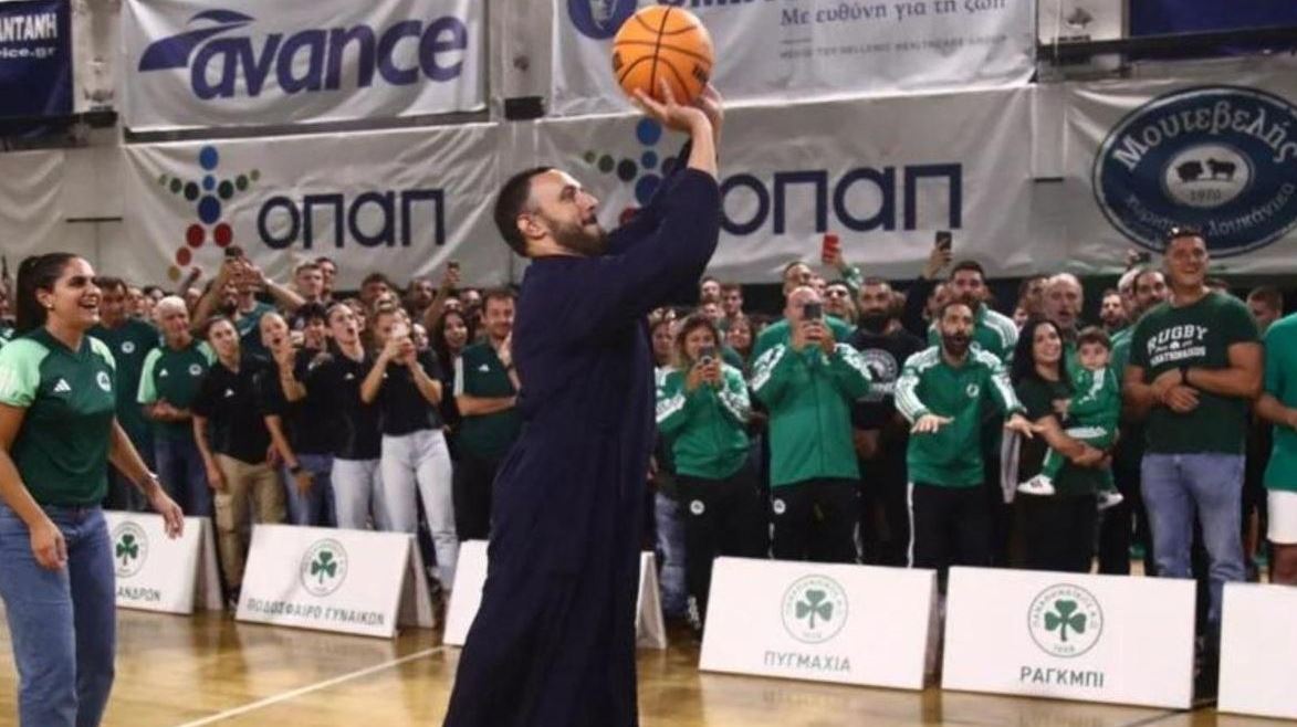 Παπάς-φίλαθλος του Παναθηναϊκού έγινε viral -Έδωσε το σύνθημα για το "χόρτο μαγικό"