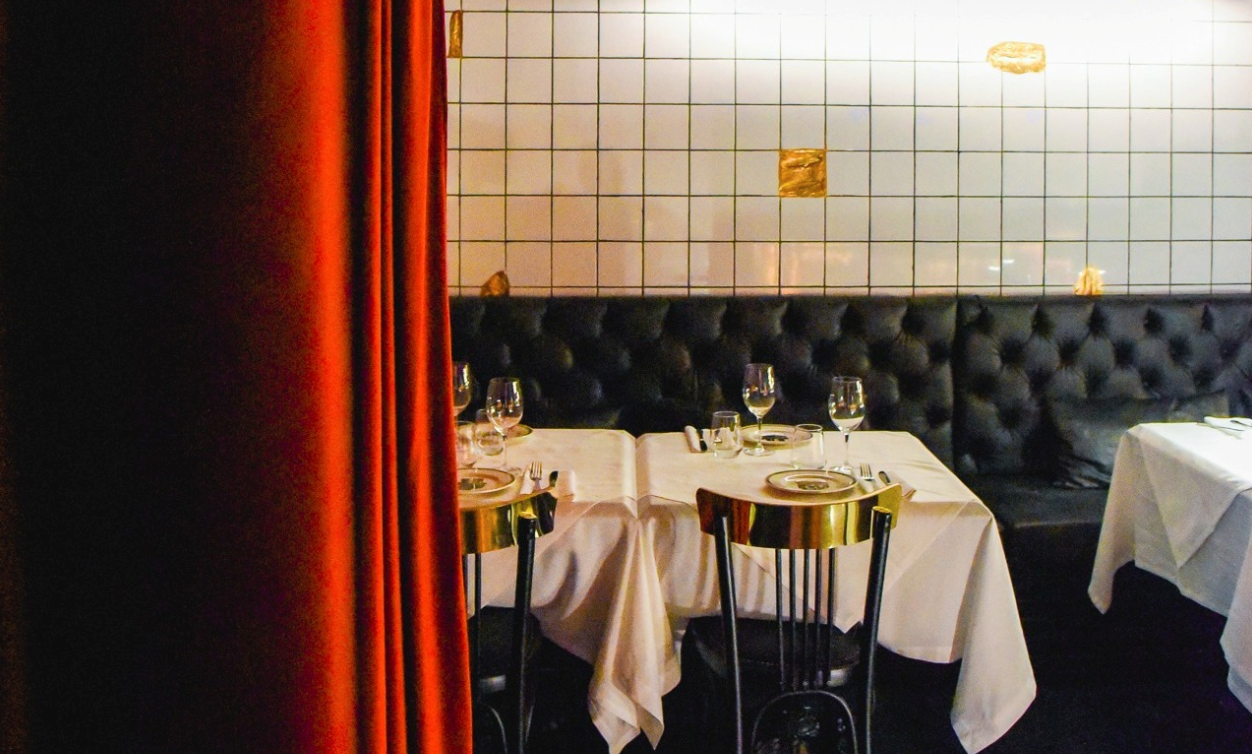 Εναλλακτικός Άγιος Βαλεντίνος σε σέξι μπαρ και εστιατόρια