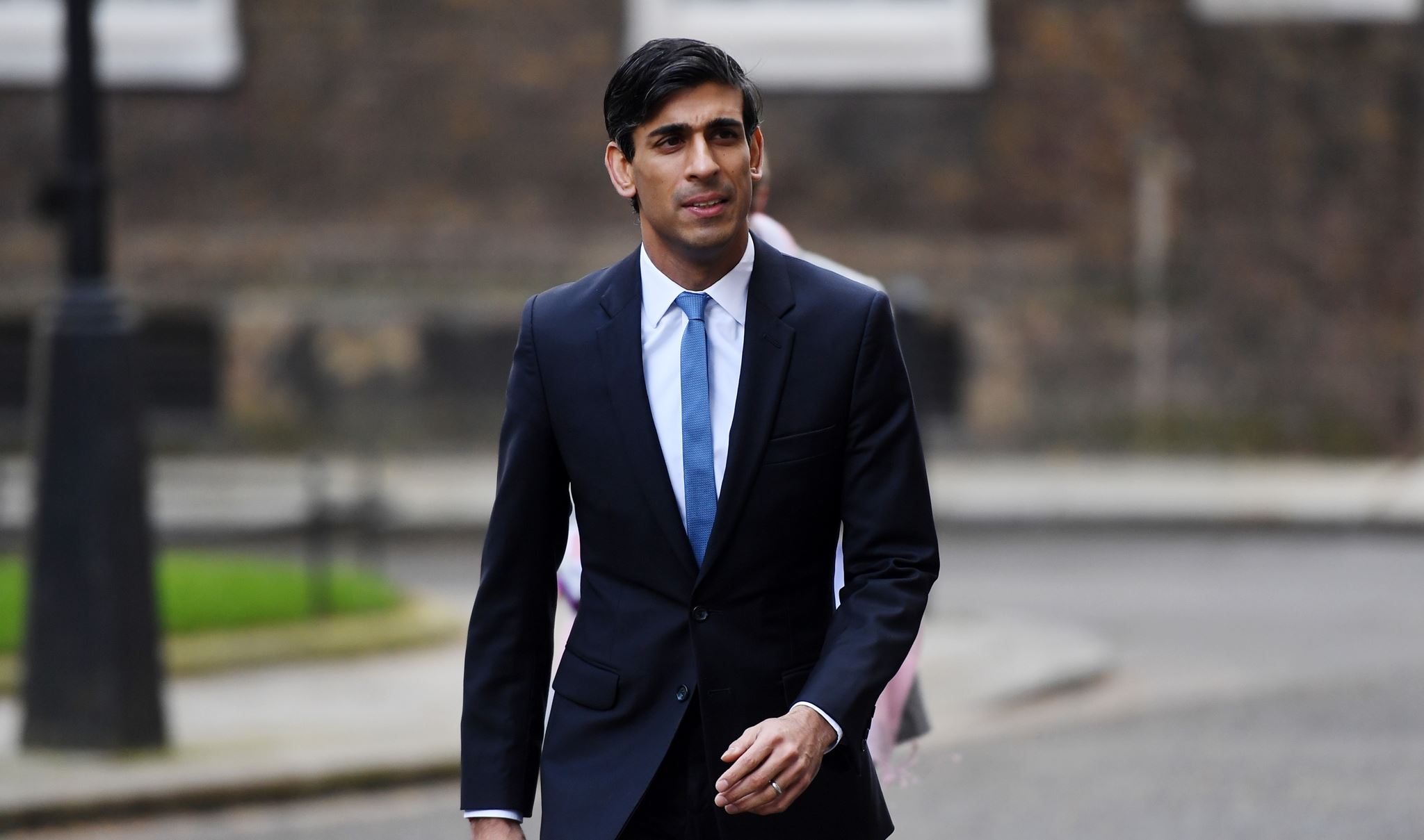 Όσα γνωρίζουμε για τον Rishi Sunak, το νέο πρωθυπουργό της Μεγάλης Βρετανίας