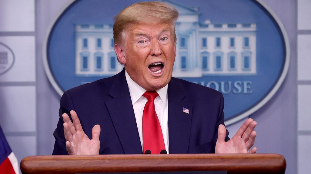 Ο Donald Trump φόρεσε επιτέλους μάσκα