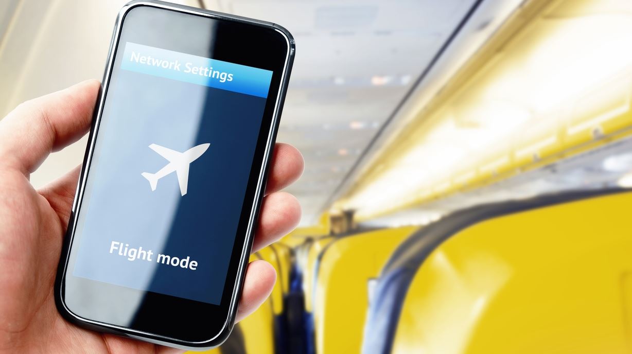 Γιατί πρέπει να βάζουμε το κινητό σε 'λειτουργία πτήσης' και εκτός αεροπλάνου