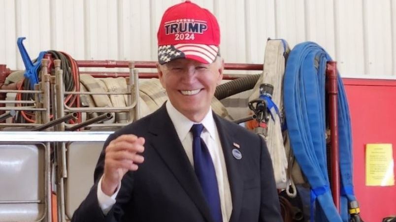 O λόγος που ο Biden εμφανίστηκε με καπέλο της καμπάνιας του Trump