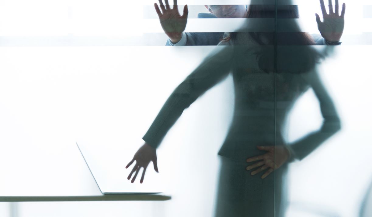 Πού μπορεί να απευθυνθεί μια γυναίκα-θύμα παρενόχλησης στον εργασιακό χώρο