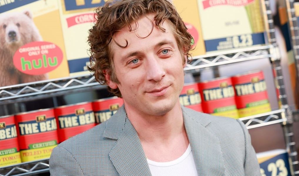 Κάθε άντρας εκεί έξω μπορεί να μπει τα ρούχα του Jeremy Allen White