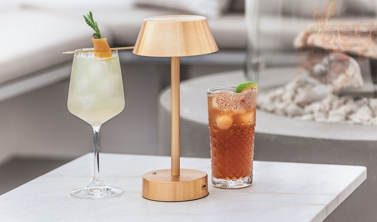 Η αθηναϊκή μπαρ σκηνή δένει στο νησί