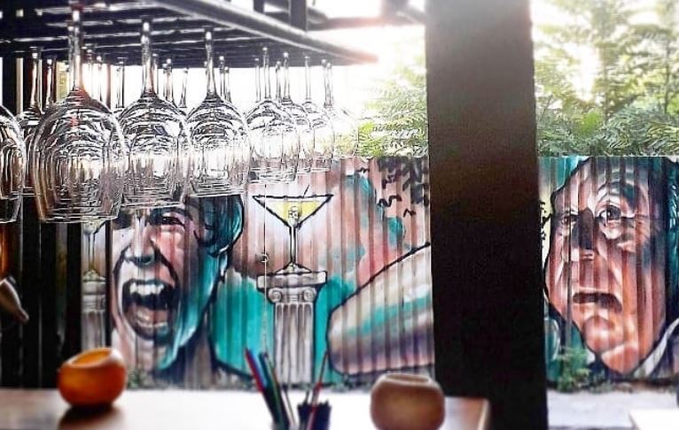 Για ποτό στο στέκι του Alfred