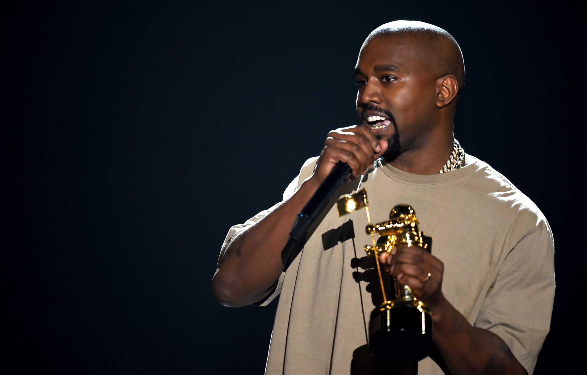 Τι δουλειά είχε ο Kanye West στην πασαρέλα του οίκου Balenciaga;