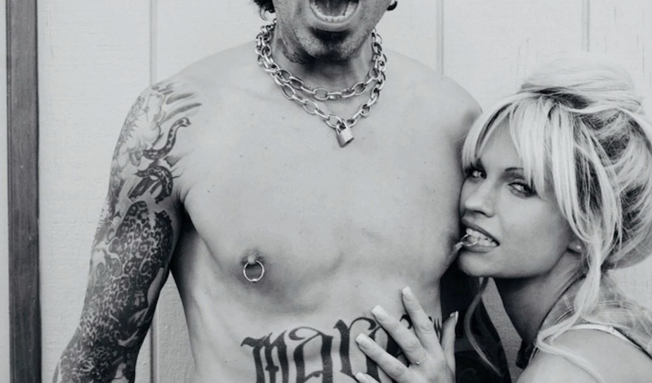 Lily James και Sebastian Stan όπως λέμε Pamela Anderson και Tommy Lee