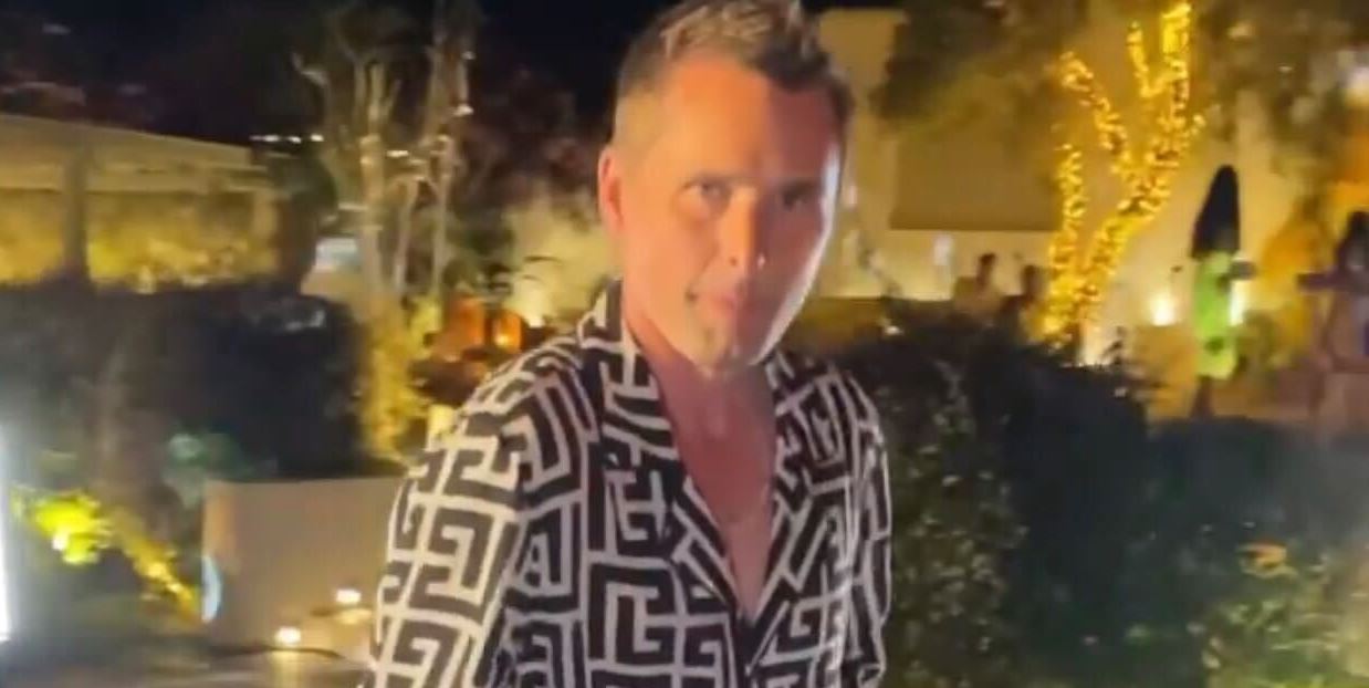 Σε άλλα νέα, ο Matt Bellamy των Muse πήγε απρόσκλητος σε ελληνικό γάμο γιατί απλά μπορεί