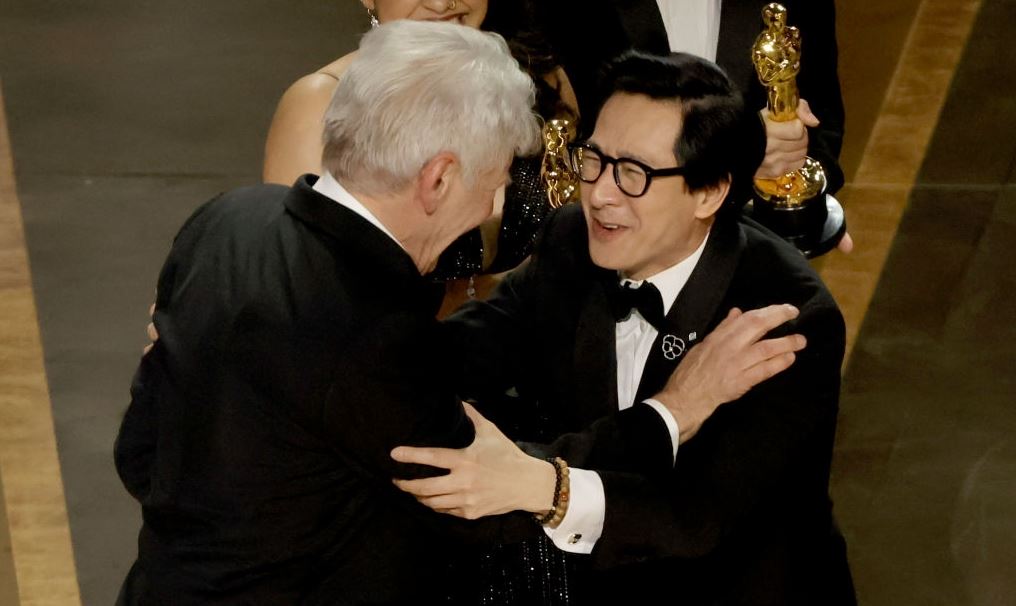 Viral η αγκαλιά Ke Huy Quan - Harrison Ford, 30 χρόνια μετά το Indiana Jones