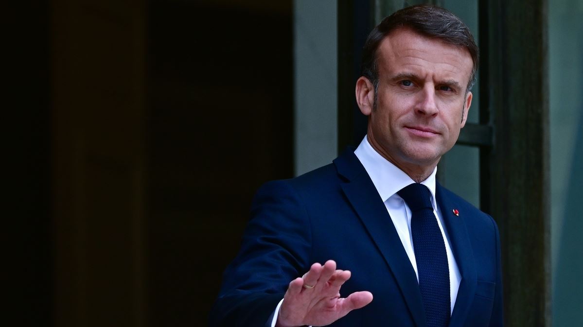 O Emmanuel Macron "θα παλέψει σκληρά" για να παραμείνει το Emily in Paris στο Παρίσι