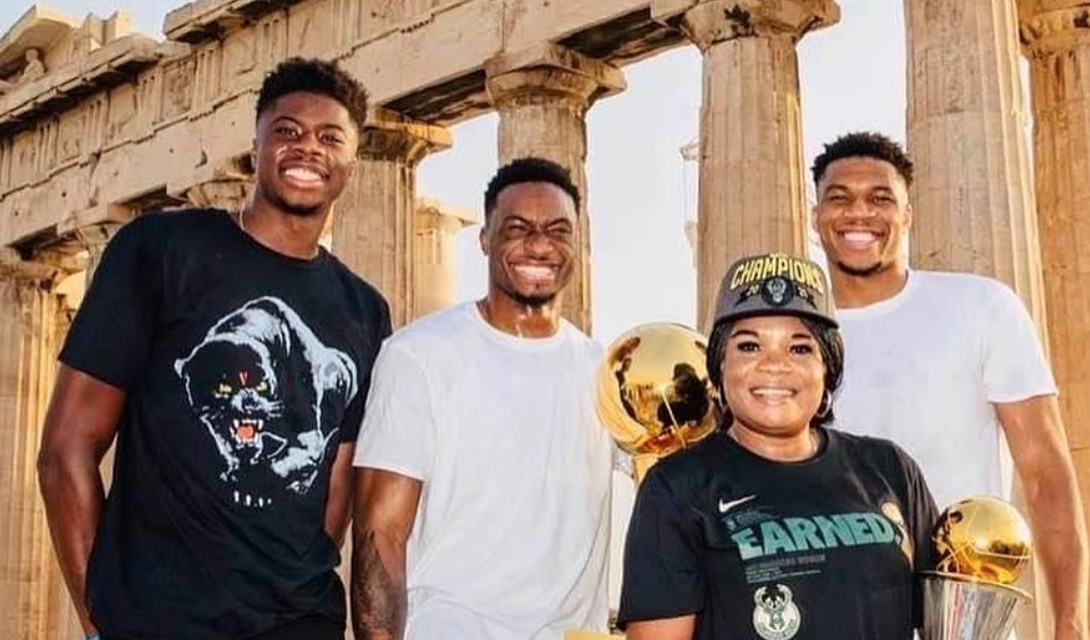 Ο Γιάννης Αντετοκούνμπο και το τρόπαιο του ΝΒΑ στην Ακρόπολη