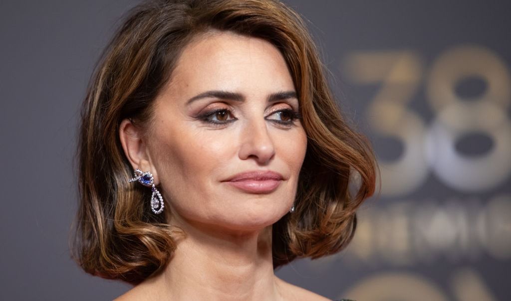 Ο στενός μαύρος κορσές της Penélope Cruz μόλις απογείωσε την Παρασκευή μας