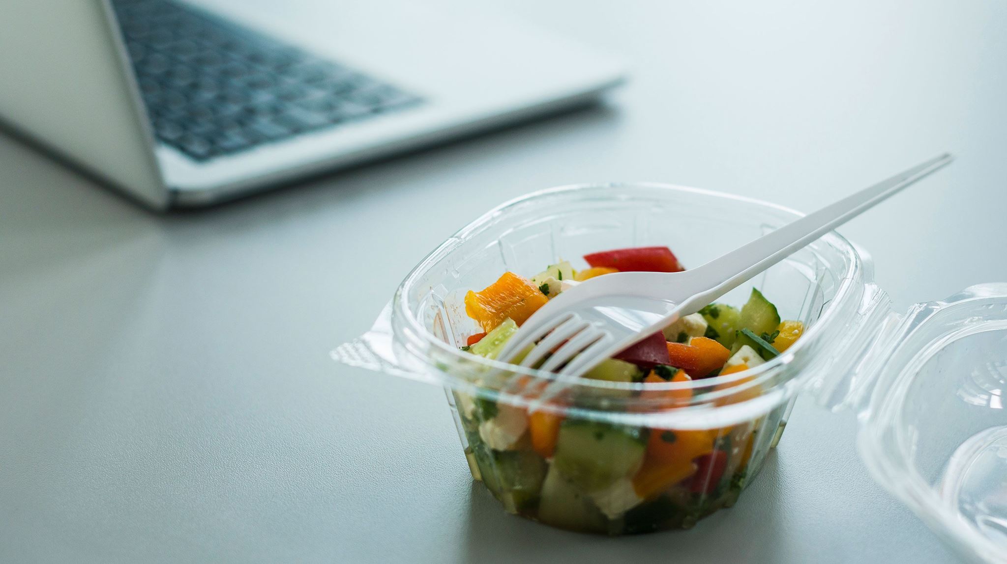 6 υγιεινές, χορταστικές τροφές για το γραφείο