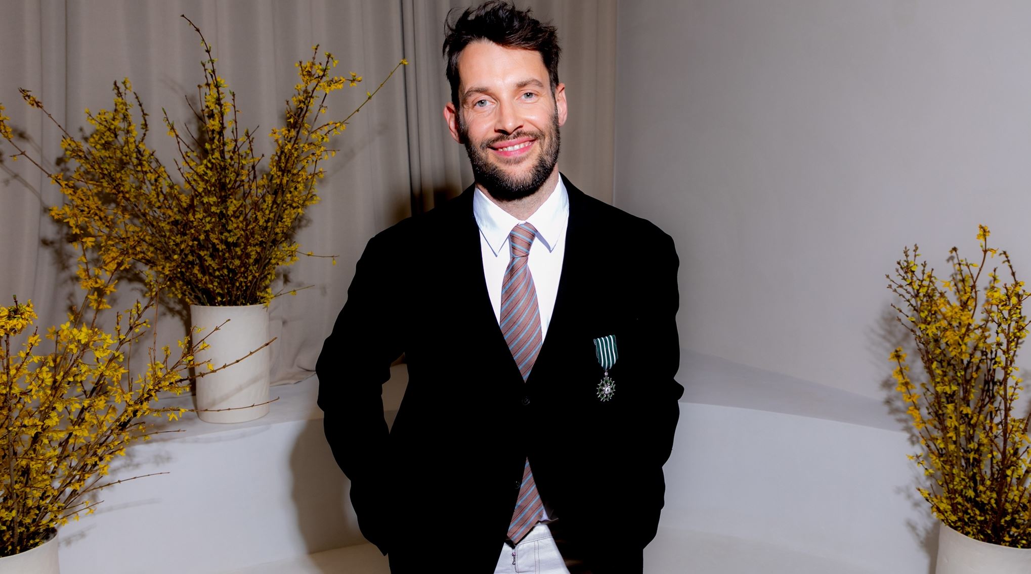 Ο Jacquemus μόλις τιμήθηκε με το παράσημο του Ιππότη του Τάγματος των Τεχνών και των Γραμμάτων