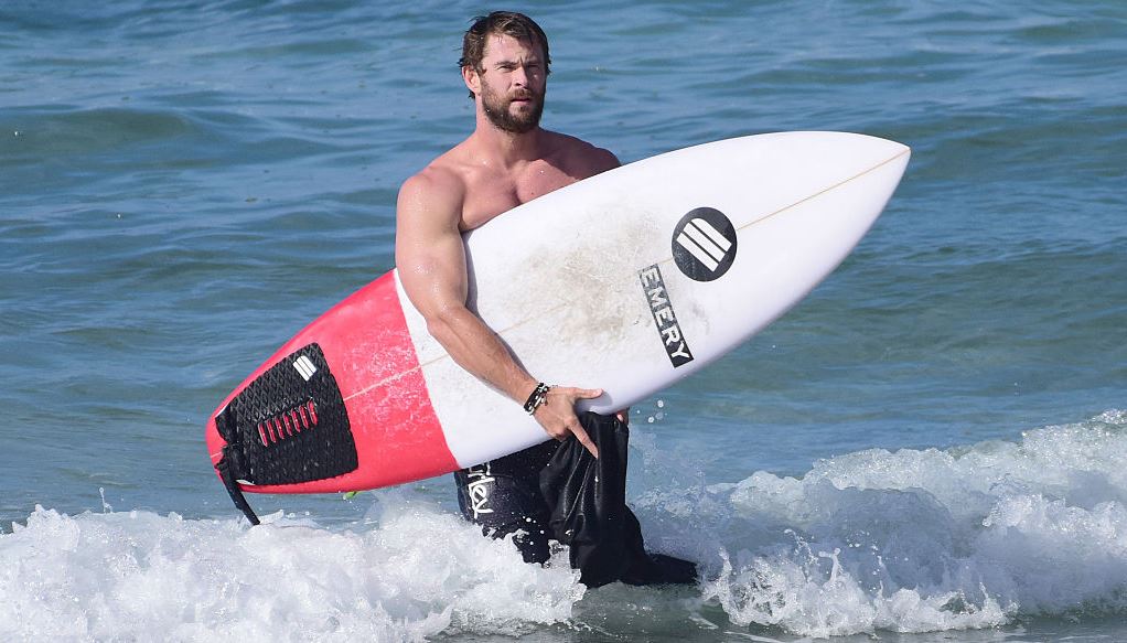 Ο Chris Hemsworth έτοιμος να κολυμπήσει με καρχαρίες
