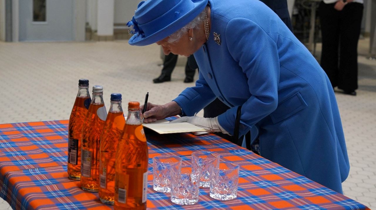 Τι ποτό πίνει η βασίλισσα Ελισάβετ;