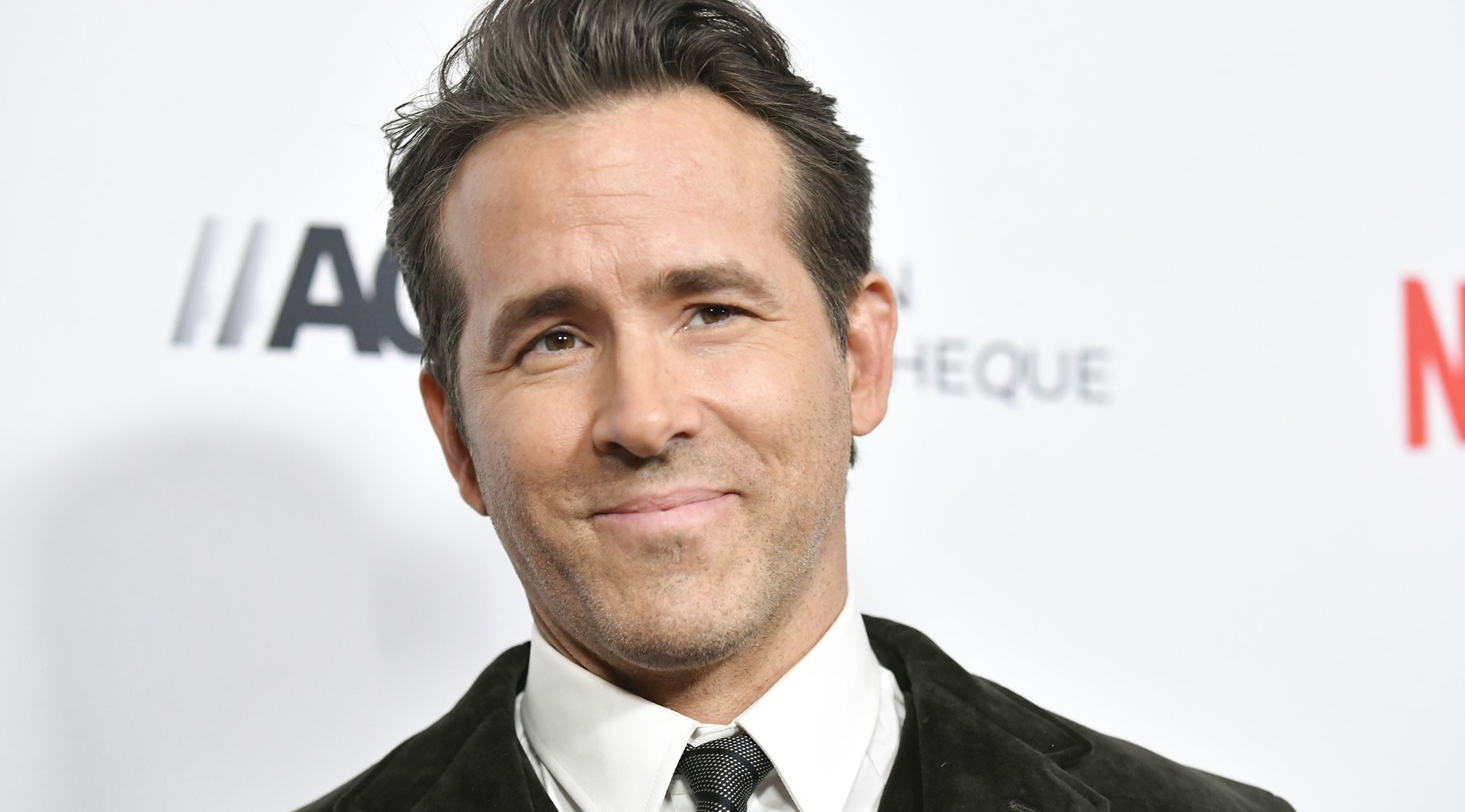 O Ryan Reynolds τρολάρει την αγκαλιά Blake Lively - Taylor Swift