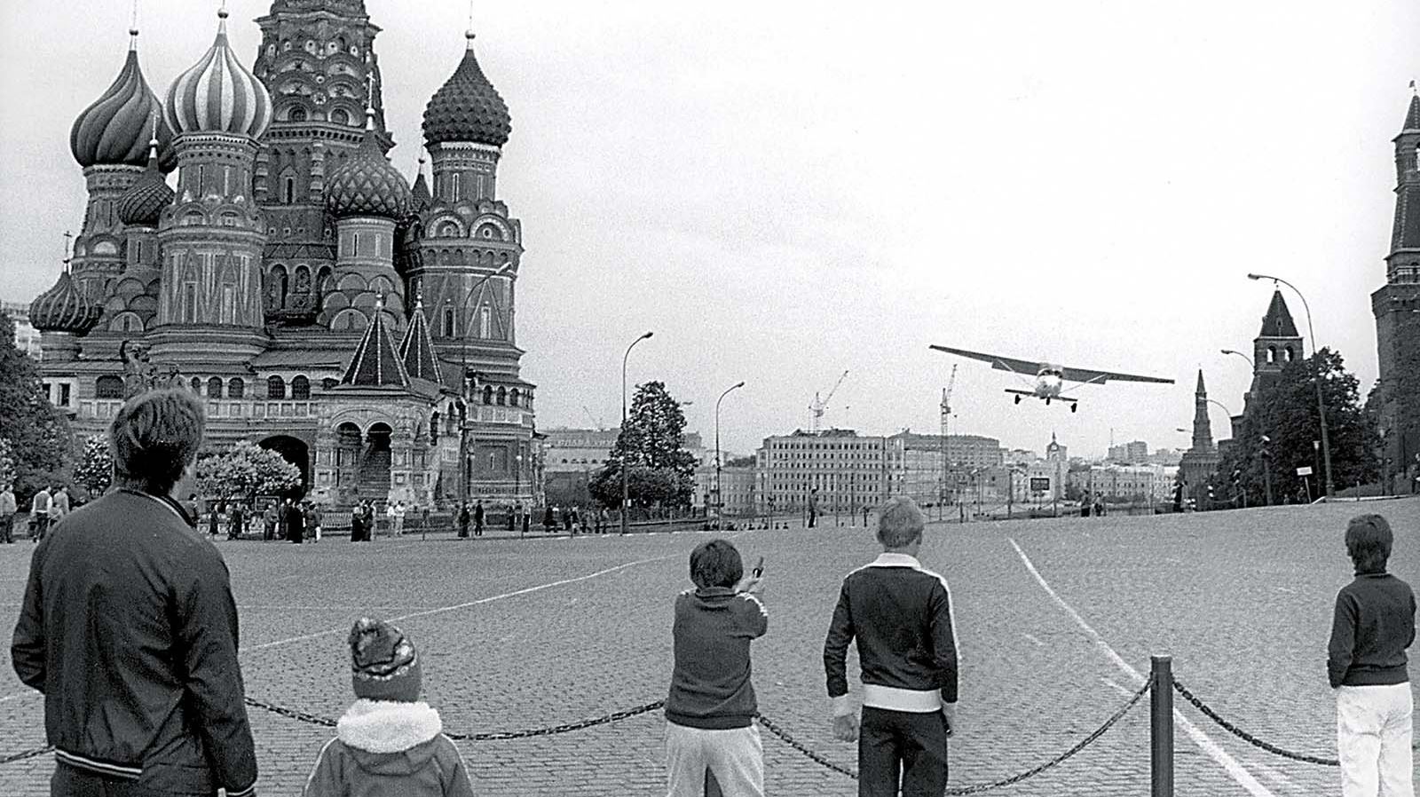 Τότε που ένας έφηβος πέταξε πάνω από το Σιδηρούν Παραπέτασμα και προσγειώθηκε στη Μόσχα