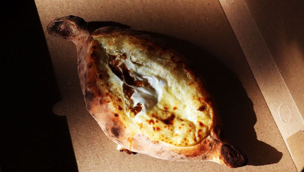 Khachapuri, το αριστουργηματικό πεϊνιρλί της Γεωργίας