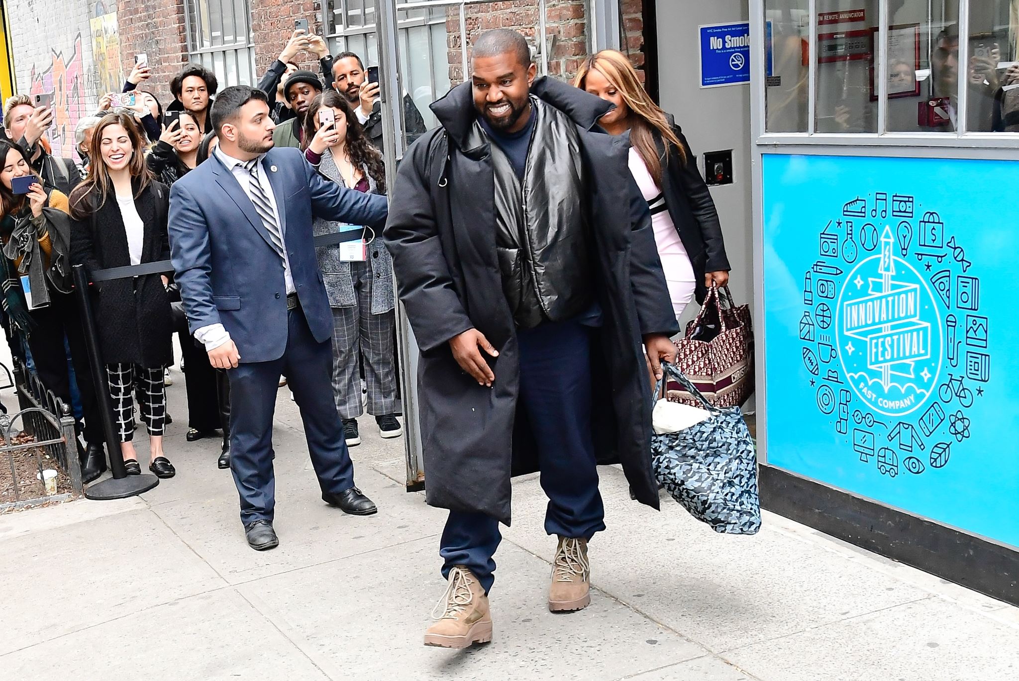 Γιατί η νέα σειρά ρούχων του Kanye West πωλείται σε σακούλες σκουπιδιών;