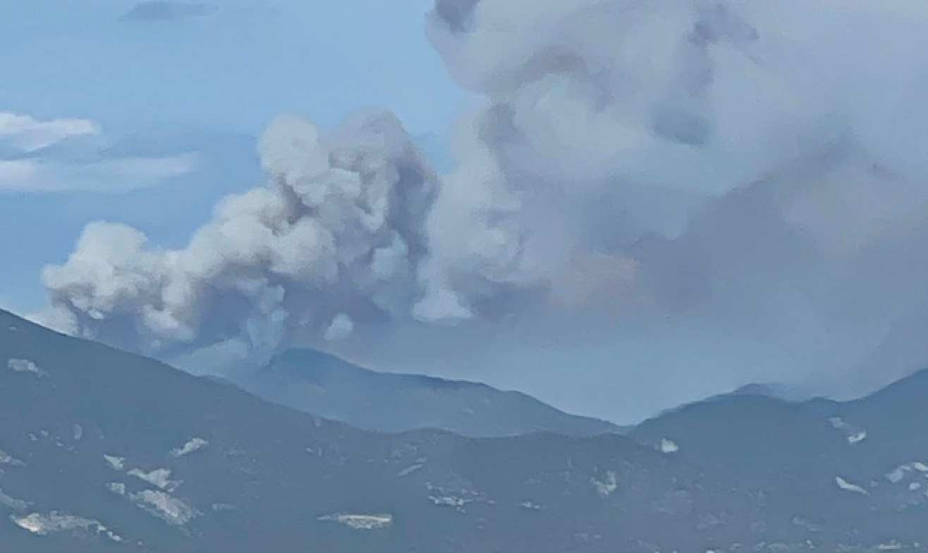 Στις φλόγες η Κορινθία, σκεπασμένη από καπνό η Αθήνα