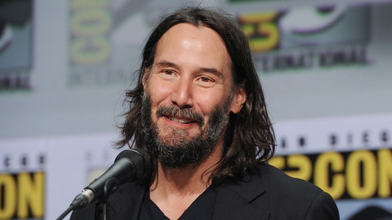 Ο Keanu Reeves αγκαλιάζει σκυλάκια, το ίντερνετ λιώνει