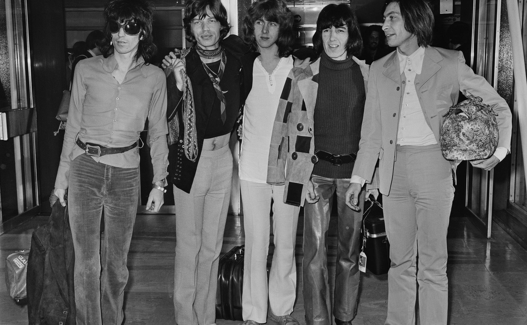 Όσα γνωρίζουμε για το Black and Blue, το θρυλικό άλμπουμ των Rolling Stones που επανακυκλοφορεί