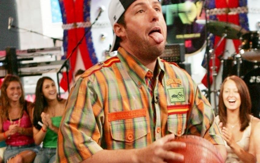 Ο Adam Sandler παίζει μπάσκετ με NBAers. Και είναι καλός.